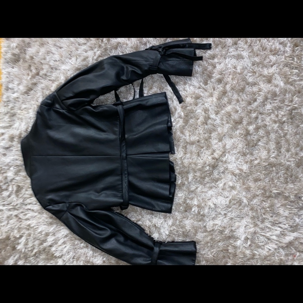 BCBG MAXAZRIA FAUX-LEATHER PLEATED SLEEVE STRETCH PEPLUM JACKET BLACK SZ Small - Picture 3 of 5